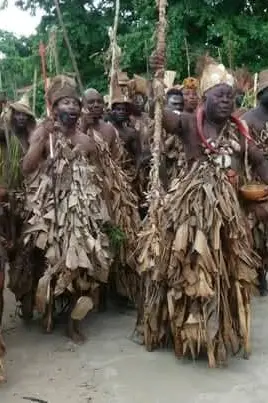 Arrive du peuple benga dans la plage.