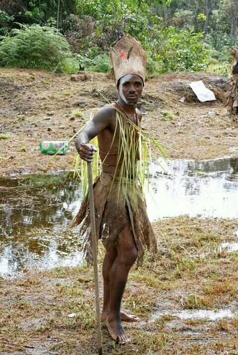 Jeune homme en habit traditionelle au bord de la riviére