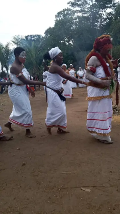 Femme effectuant les pas de danse